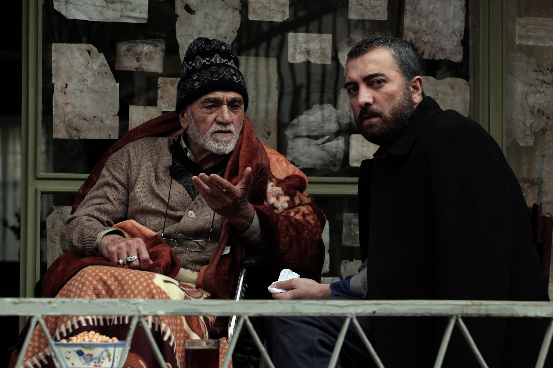 حسین ملکی در صحنه فیلم سینمایی چراغ‌های ناتمام به همراه مجید صالحی
