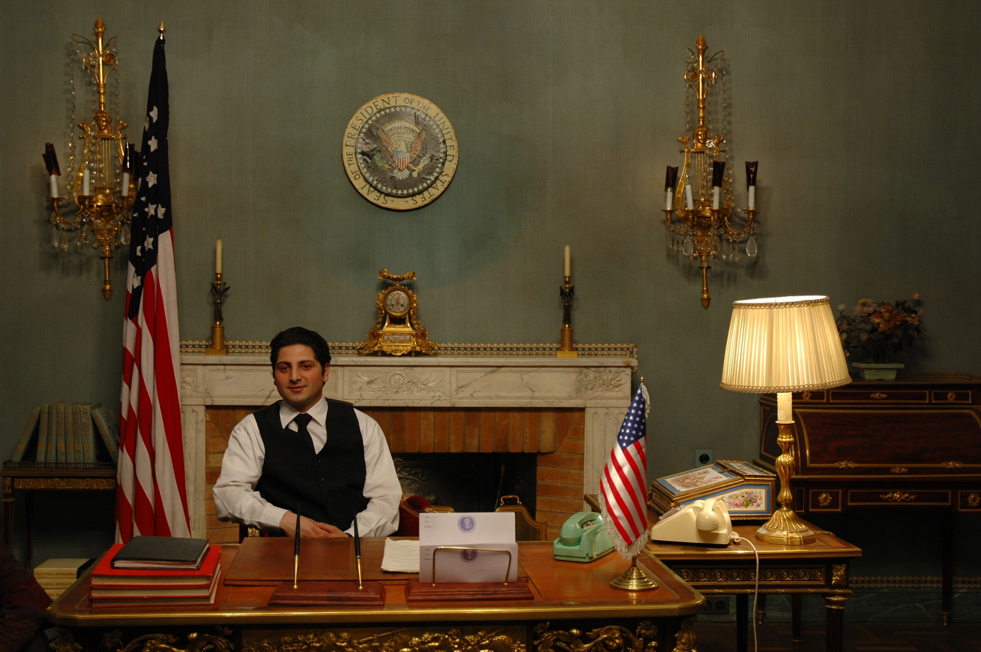 تصویری از مانی خرمشاهی، دستیار صحنه و بازیگر سینما و تلویزیون در حال بازیگری سر صحنه یکی از آثارش