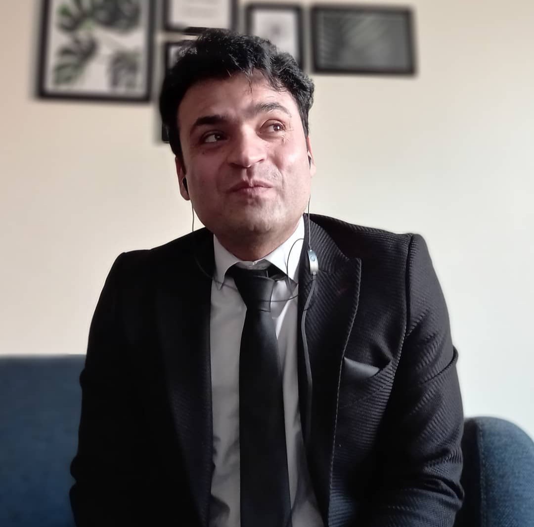 تصویری شخصی از علی میرزایی، بازیگر و نوازنده سینما و تلویزیون