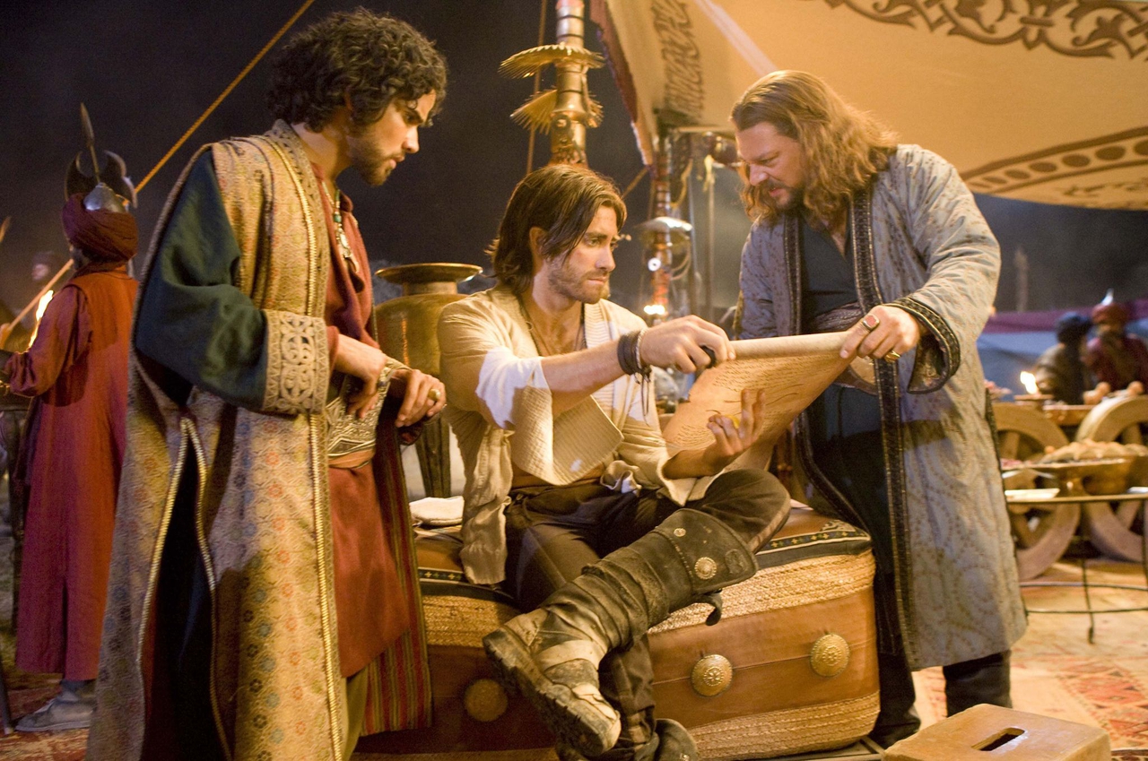 Richard Coyle در صحنه فیلم سینمایی Prince of Persia: The Sands of Time به همراه جیک جیلنهال و ریس ریچی