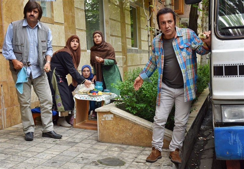 حمیدرضا آذرنگ در صحنه سریال تلویزیونی آرماندو به همراه علیرضا استادی، فریبا طالبی، مرجانه گلچین و سحر ولدبیگی