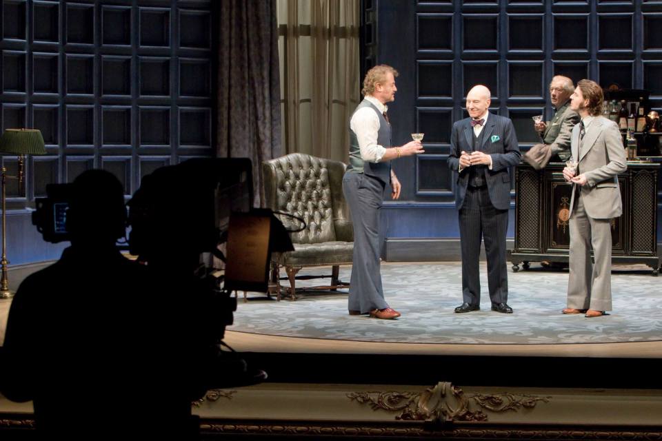 Patrick Stewart در صحنه فیلم سینمایی National Theatre Live: No Man's Land به همراه Damien Molony، Owen Teale و ایان مک کلن