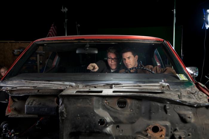 کریستوفر مک کوری در صحنه فیلم سینمایی جک ریچر به همراه تام کروز