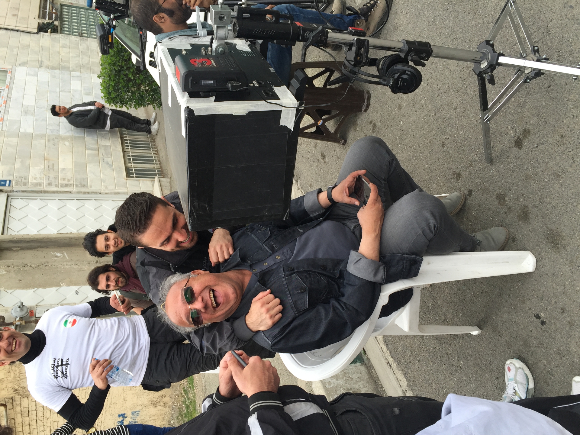 تصویری از آرام نباتی، دستیار جلوه‌های ویژه میدانی سینما و تلویزیون در حال بازیگری سر صحنه یکی از آثارش