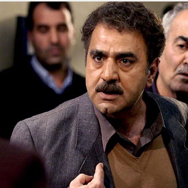 تصویری از پرویز پرستویی، بازیگر و تهیه کننده سینما و تلویزیون در حال بازیگری سر صحنه یکی از آثارش