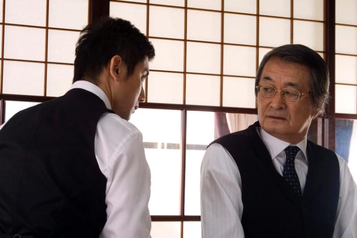 Masahiro Motoki در صحنه فیلم سینمایی عزیمت ها به همراه Tsutomu Yamazaki