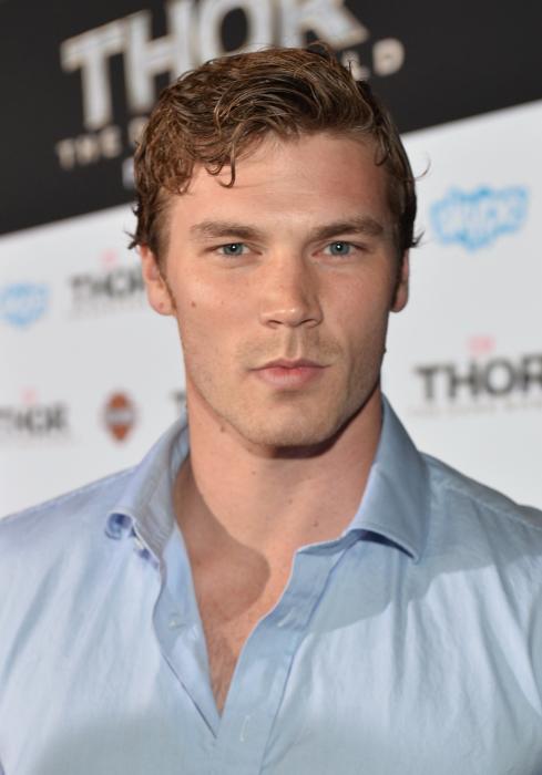 Derek Theler در صحنه فیلم سینمایی تور - جهان تیره