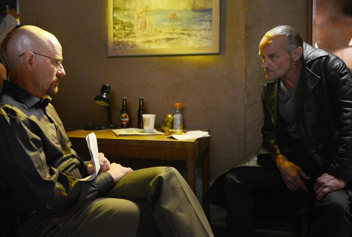 مایکل باون در صحنه سریال تلویزیونی برکینگ بد به همراه برایان کرانستون