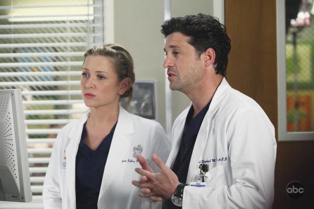 Jessica Capshaw در صحنه سریال تلویزیونی آناتومی گری به همراه Patrick Dempsey