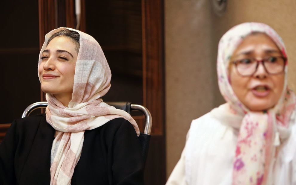 مینا ساداتی در نشست خبری سریال تلویزیونی تنهایی لیلا به همراه آفرین عبیسی