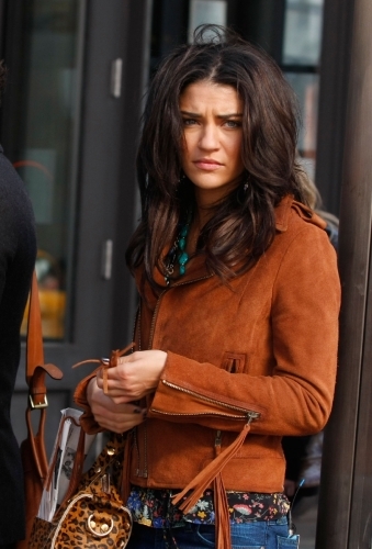 Jessica Szohr در صحنه سریال تلویزیونی دختر شایعه ساز