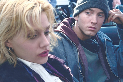 Eminem در صحنه فیلم سینمایی هشت مایل به همراه بریتانی مورفی