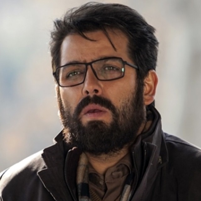 تصویری از امیررضا دلاوری، بازیگر و خواننده تیتراژ سینما و تلویزیون در حال بازیگری سر صحنه یکی از آثارش