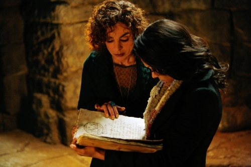 Jasmine Guy در صحنه سریال تلویزیونی خاطرات خون آشام به همراه Kat Graham