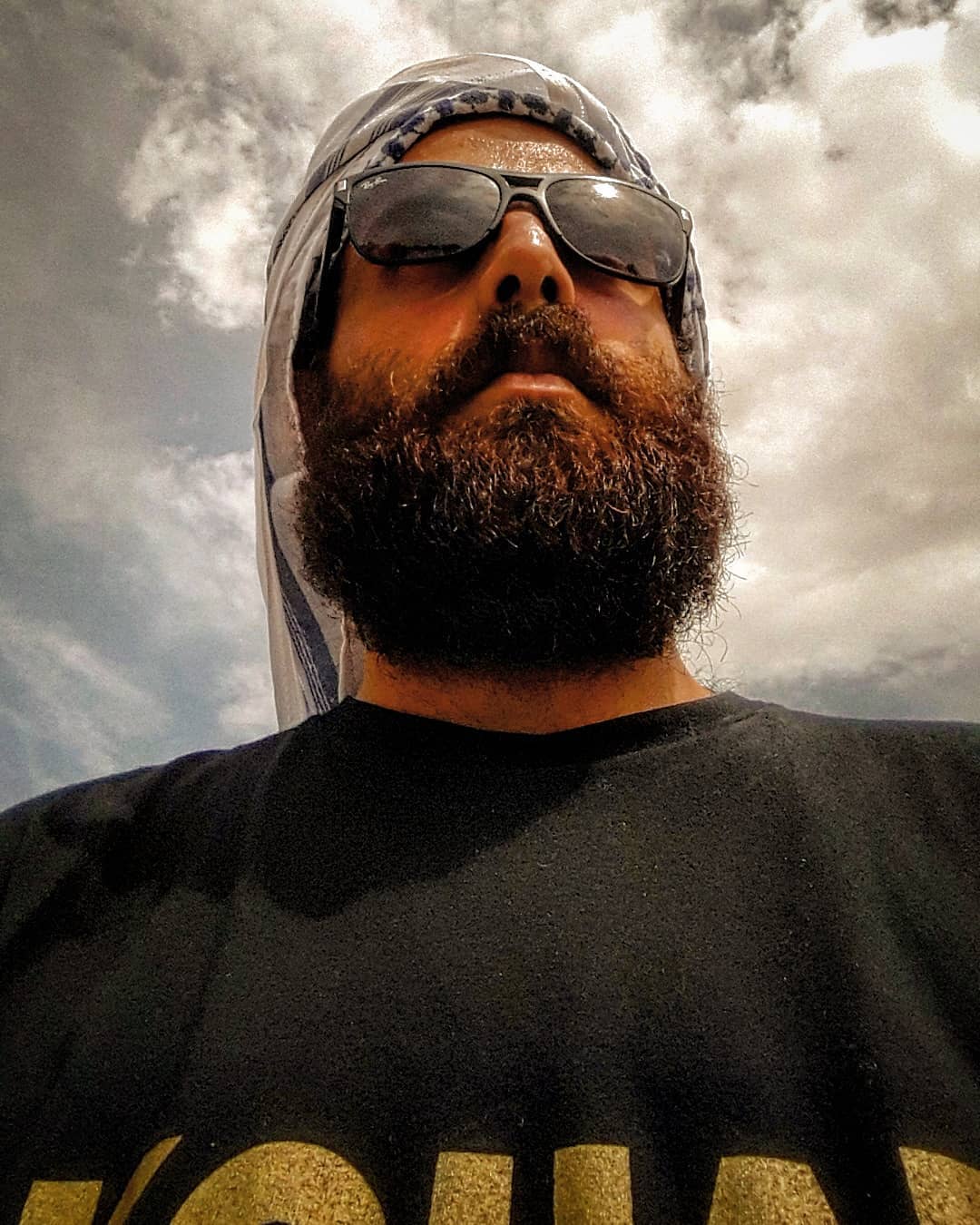 تصویری از علی شفیعی ثابت، چهره‌پرداز و بازیگر سینما و تلویزیون در پشت صحنه یکی از آثارش