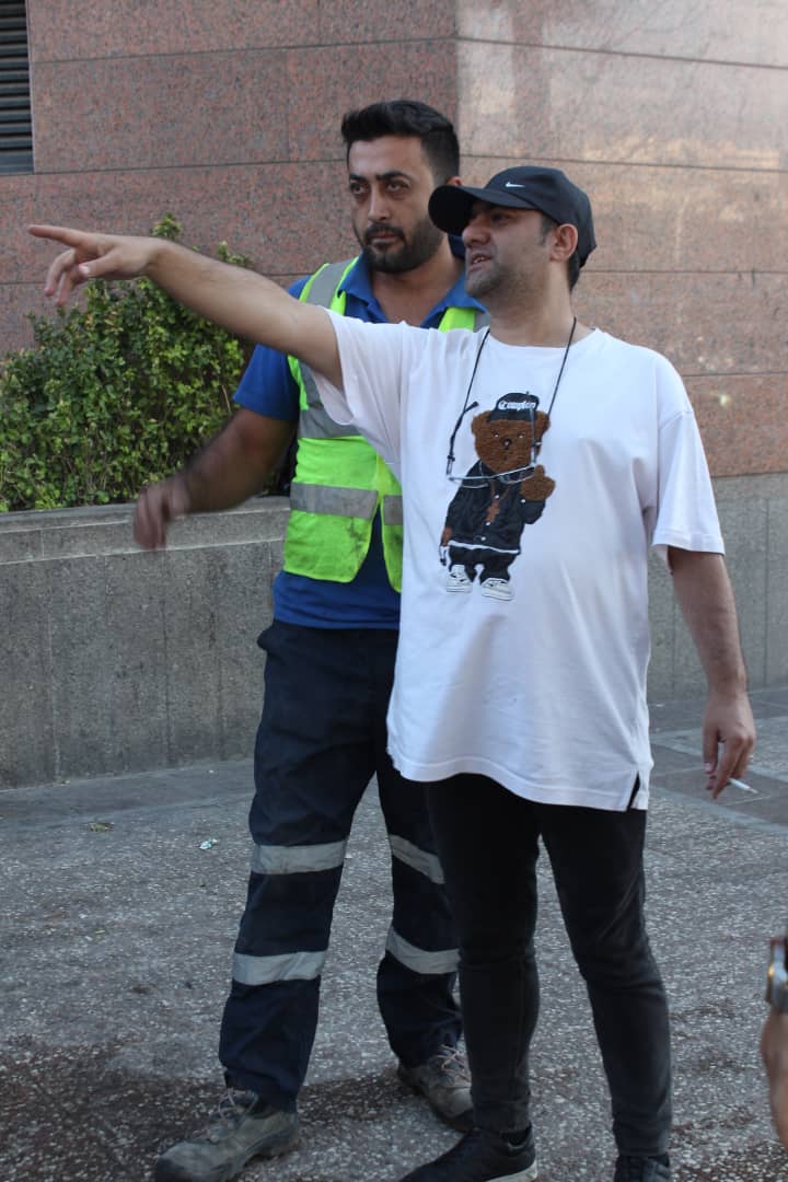 تصویری از امیر کرم یزدی، کارگردان و نویسنده سینما و تلویزیون در پشت صحنه یکی از آثارش
