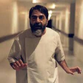 تصویری از پرویز پرستویی، بازیگر و تهیه کننده سینما و تلویزیون در حال بازیگری سر صحنه یکی از آثارش