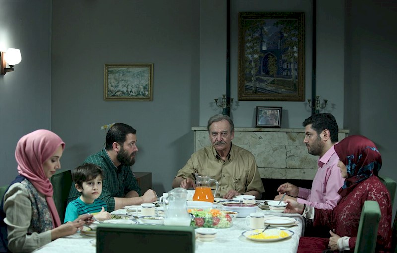 شبنم قلی‌خانی در صحنه سریال تلویزیونی هشت و نیم دقیقه به همراه سام درخشانی، پژمان بازغی و سیامک اطلسی