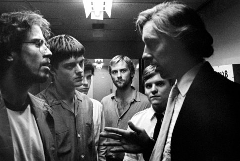 Harry Treadaway در صحنه فیلم سینمایی Control به همراه Joe Anderson، توبی کبل، Craig Parkinson، James Anthony Pearson و Sam Riley