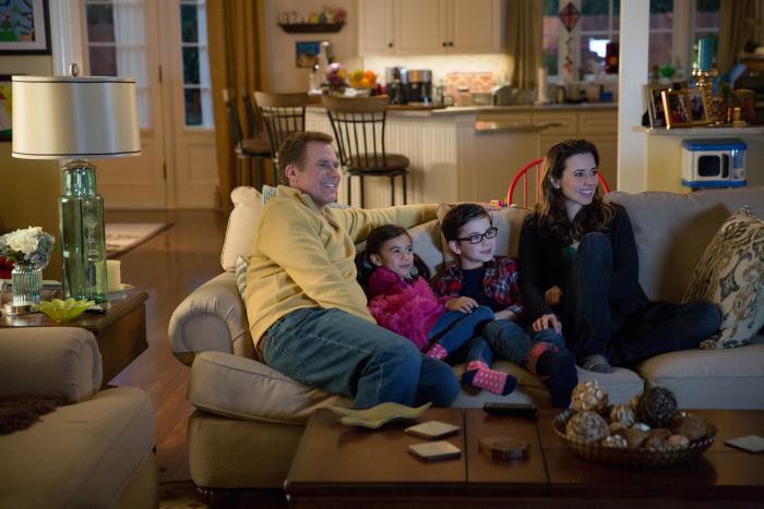لیندا کاردلیانی در صحنه فیلم سینمایی بابا اومده به همراه Scarlett Estevez، ویل فرل و Owen Vaccaro