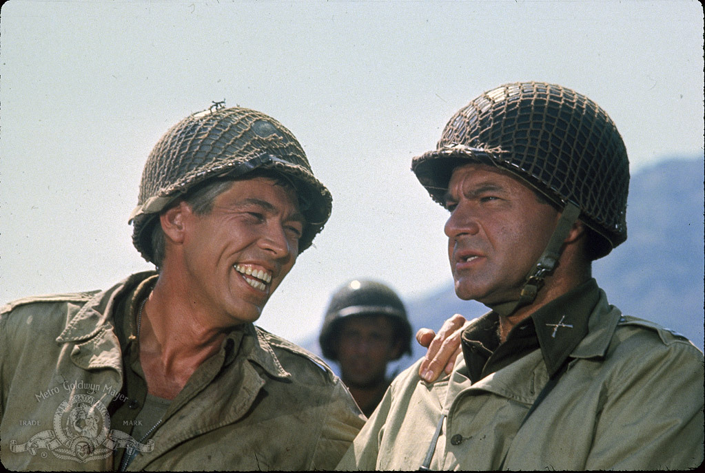 جیمز کابرن در صحنه فیلم سینمایی What Did You Do in the War, Daddy? به همراه Dick Shawn