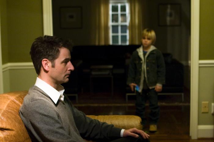 Jeremy Northam در صحنه فیلم سینمایی تهاجم به همراه Jackson Bond