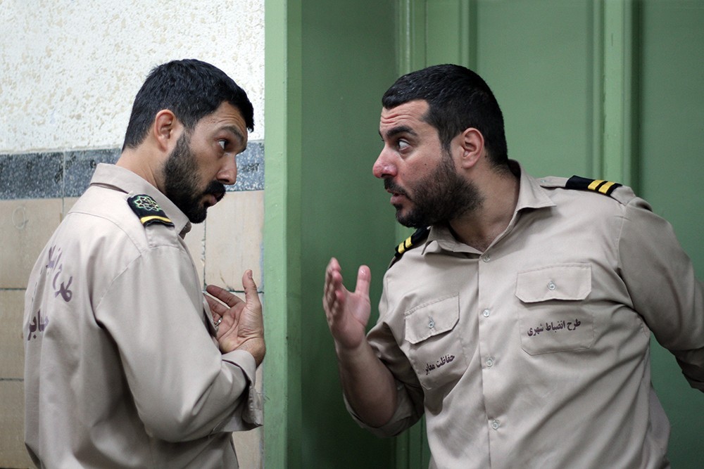 محسن کیایی در صحنه فیلم سینمایی سد معبر به همراه حامد بهداد