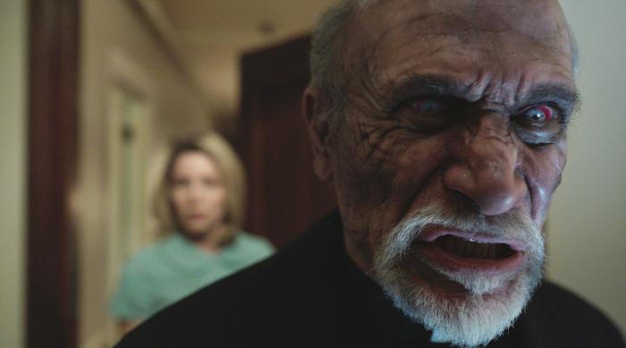 آنابل والیس در صحنه فیلم سینمایی آنابل به همراه Tony Amendola