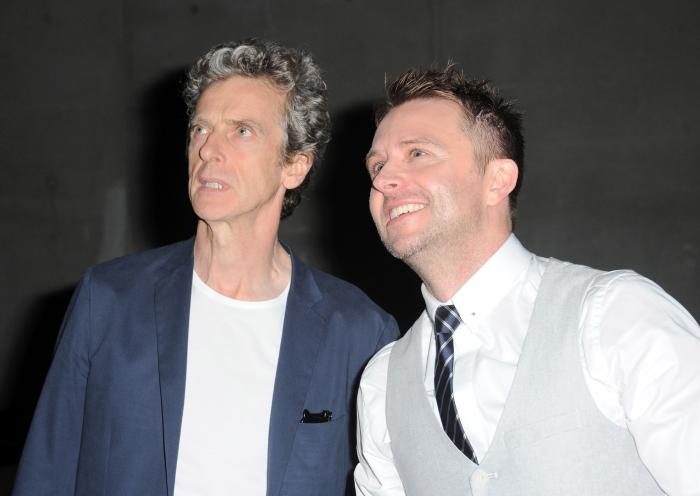 Chris Hardwick در صحنه سریال تلویزیونی Doctor Who به همراه Peter Capaldi