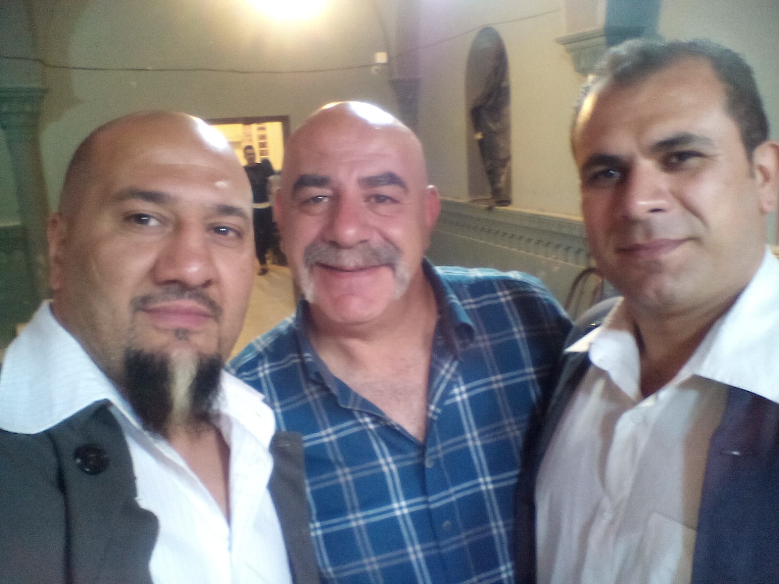 تصویری از علیرضا توپچی، بازیگر سینما و تلویزیون در حال بازیگری سر صحنه یکی از آثارش