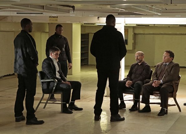 Winston Duke در صحنه سریال تلویزیونی مظنون به همراه Kevin Chapman، Jim Caviezel و Enrico Colantoni