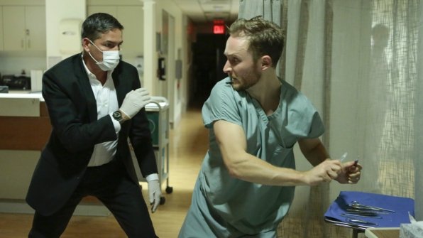 Joshua Close در صحنه سریال تلویزیونی مظنون به همراه Jim Caviezel