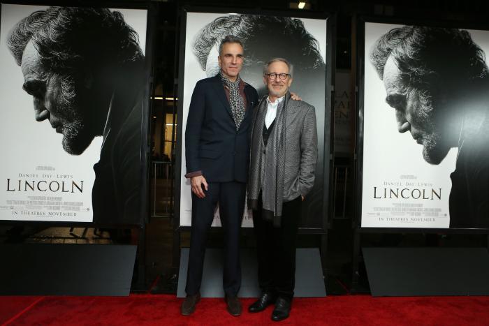 دانیل دی-لوئیس در صحنه فیلم سینمایی لینکلن به همراه استیون اسپیلبرگ