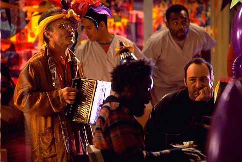 David Patrick Kelly در صحنه فیلم سینمایی کی-پکس به همراه کوین اسپیسی و ساول ویلیامز