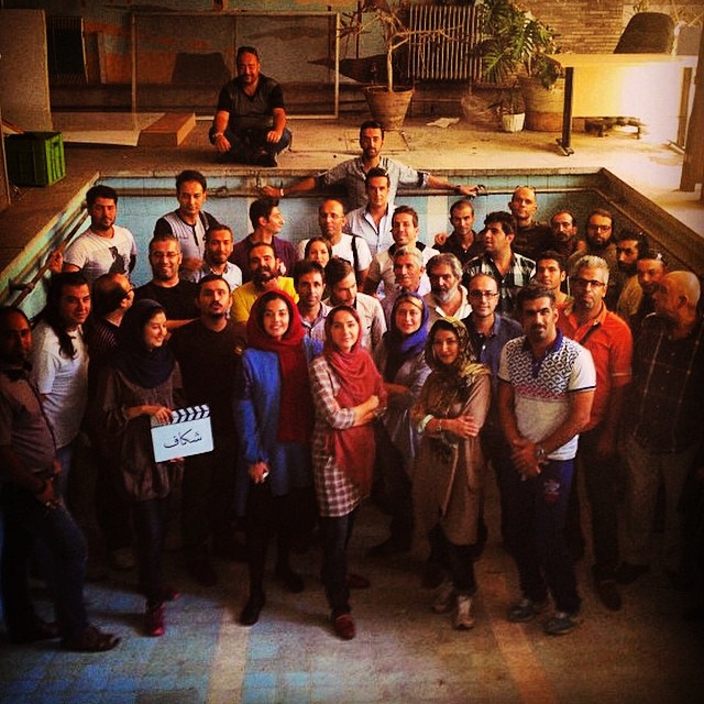 تصویری از بابک حمیدیان، بازیگر و تهیه کننده سینما و تلویزیون در حال بازیگری سر صحنه یکی از آثارش