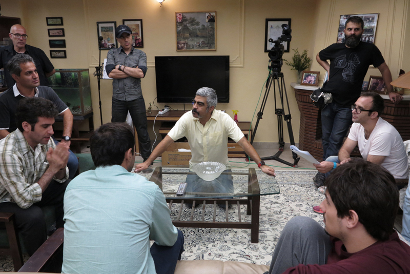 هوتن شکیبا در صحنه سریال تلویزیونی لیسانسه‌ها به همراه سروش صحت