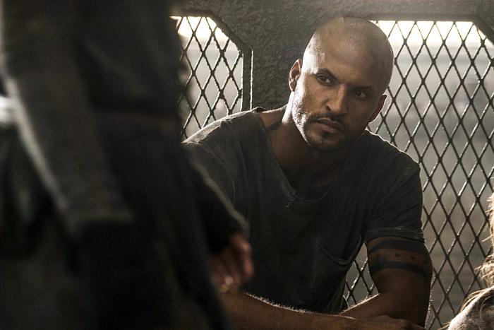 Ricky Whittle در صحنه سریال تلویزیونی 100