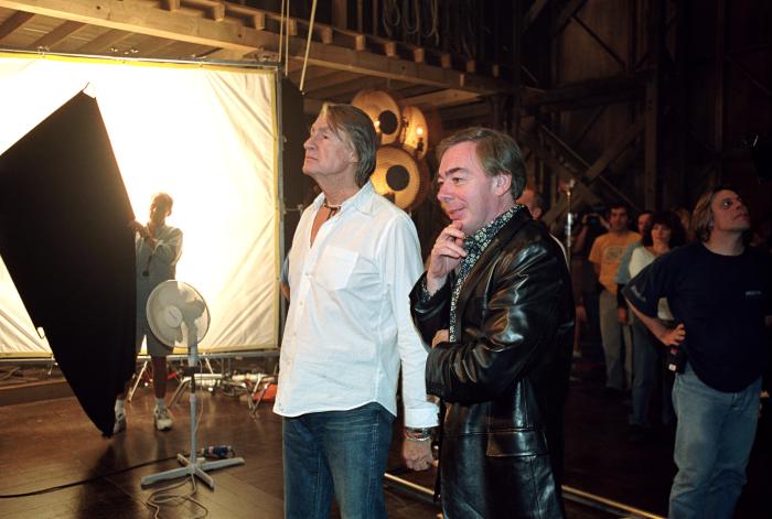 Joel Schumacher در صحنه فیلم سینمایی شبح اپرا به همراه Andrew Lloyd Webber