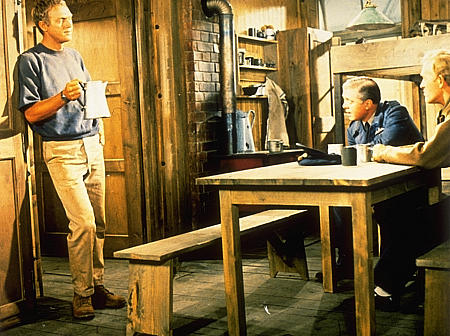 Gordon Jackson در صحنه فیلم سینمایی فرار بزرگ به همراه ریچارد اتنبرا و استیو مک کوئین