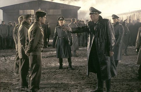 Marcel Iures در صحنه فیلم سینمایی نبرد هارت به همراه کالین فارل