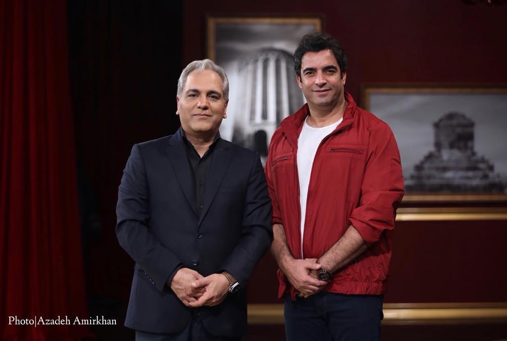 مهران مدیری در صحنه برنامه تلویزیونی دورهمی فصل چهارم به همراه منوچهر هادی