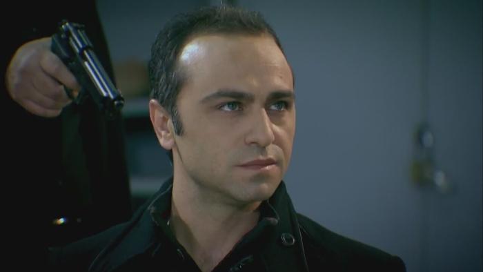 Serdar Orçin در صحنه فیلم سینمایی بهزات سی: داستان یک کمیسر آنکارا