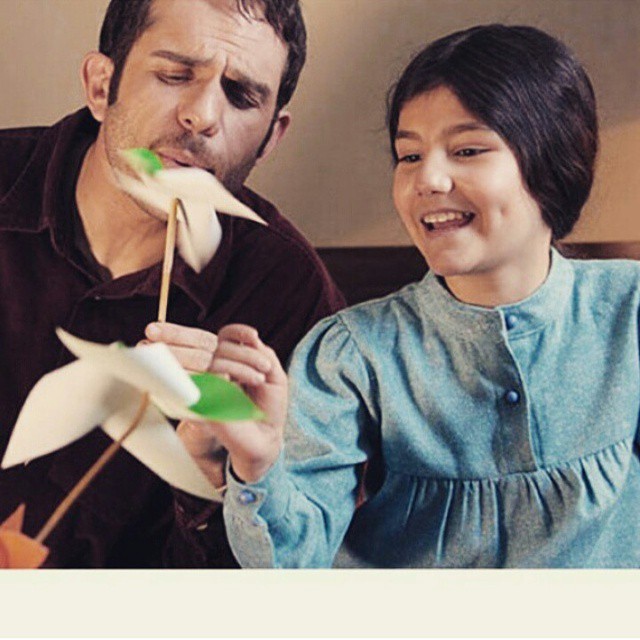 تصویری از بابک حمیدیان، بازیگر و تهیه کننده سینما و تلویزیون در حال بازیگری سر صحنه یکی از آثارش