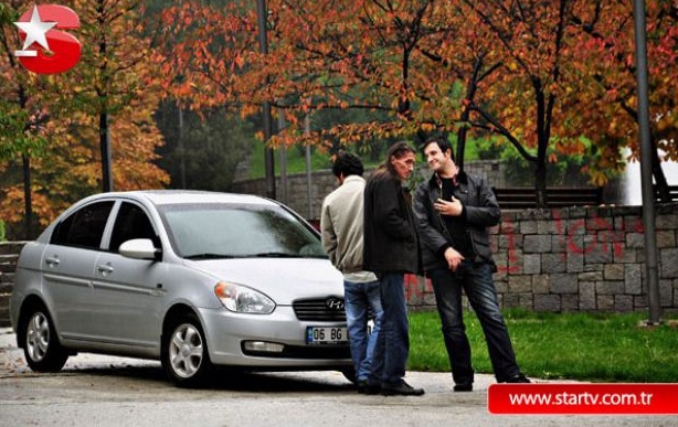 Berkan Sal در صحنه فیلم سینمایی بهزات سی: داستان یک کمیسر آنکارا به همراه Fatih Artman و Inanç Konukçu