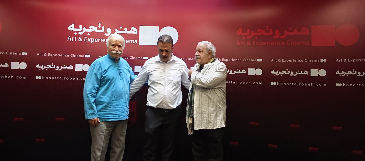 تصویری از مهدی حدادی، بازیگر سینما و تلویزیون در پشت صحنه یکی از آثارش