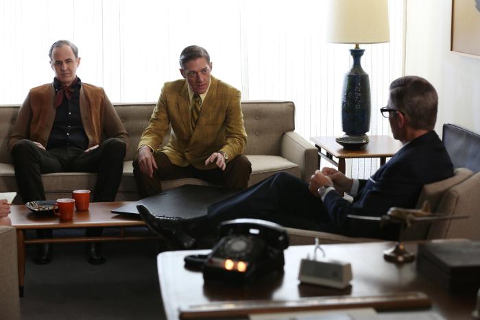 Kevin Rahm در صحنه سریال تلویزیونی مردان مد به همراه Harry Hamlin