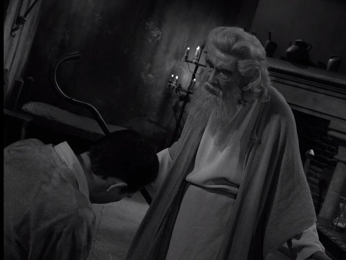 جان کارادین در صحنه سریال تلویزیونی منطقه نیمه روشن