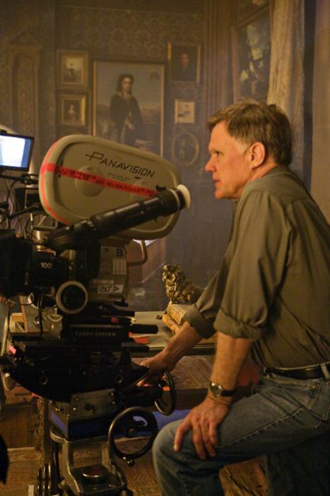 جو جانستون در صحنه فیلم سینمایی مرد گرگ نما