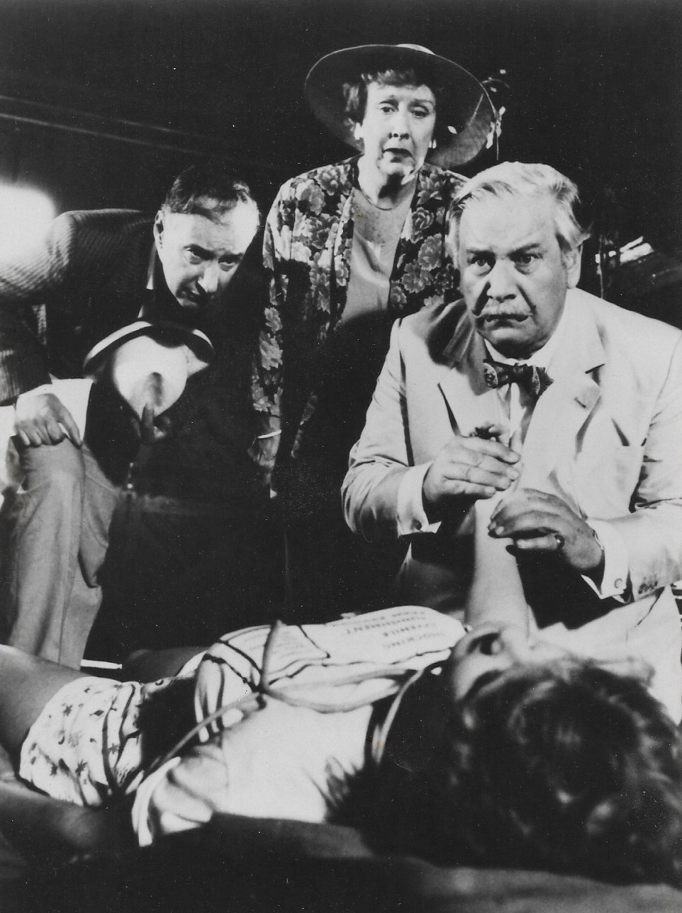 Peter Ustinov در صحنه فیلم سینمایی Dead Man's Folly به همراه Jean Stapleton و Jonathan Cecil
