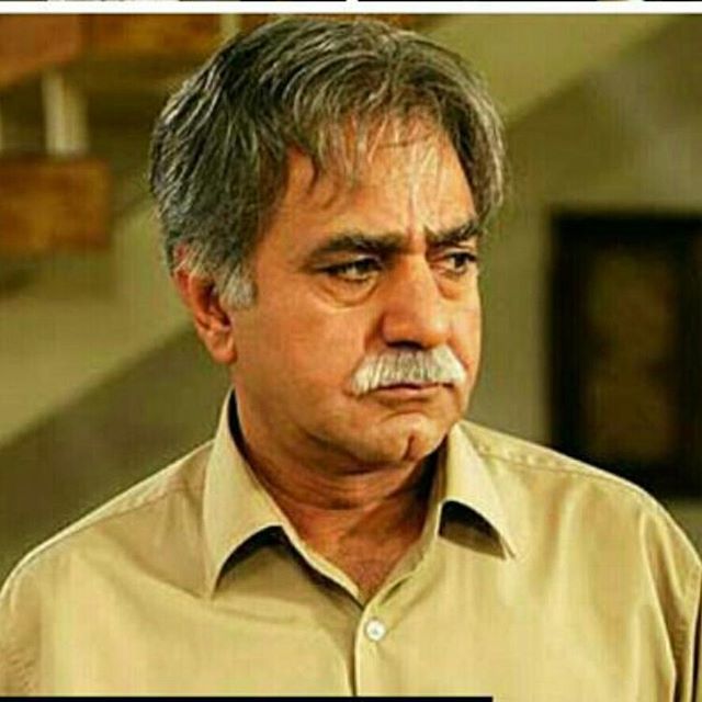 تصویری از پرویز پرستویی، بازیگر و تهیه کننده سینما و تلویزیون در حال بازیگری سر صحنه یکی از آثارش